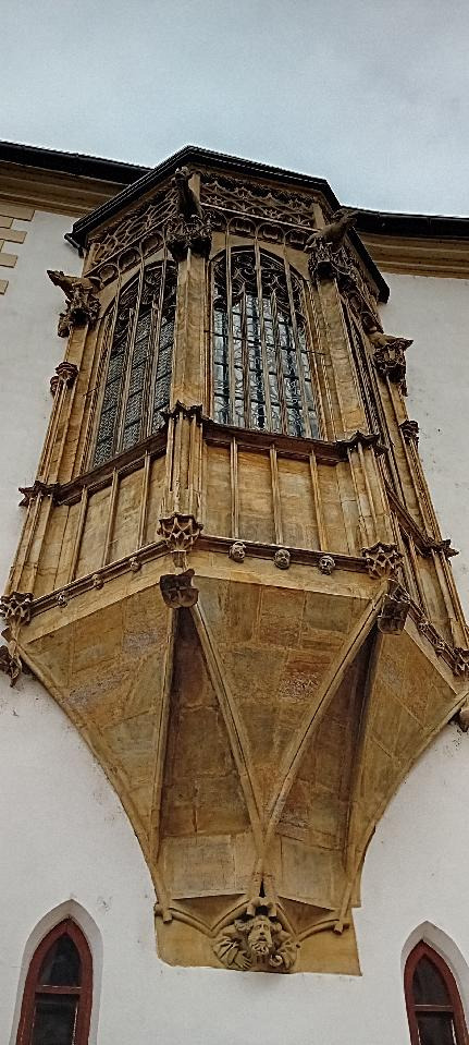 J. Králová: Arkýř kaple sv. Jeronýma na jižní fasádě olomoucké radnice v Olomouci. Úplně dole vidíme grotesku: část postavy, jak natahuje ruku. Podle pověsti kamenický mistr se sám zpodobnil, jak čeká na peníze, protože radní mu nevyplatili mzdu, na které se usnesli. Pomstil se jim také tím, že karikatury jejich tváří vytesal výše (maskarony). Jiná pověst říká, že to jsou zkamenělé tváře proradných radních. Nejvýše jsou čtyři figury zoomorfních chrličů – prase, kozel, beran,medvěd. Jsou symbolickým zpodobněním lidských neřestí.